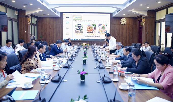 Bộ trưởng Bộ NN-PTNT Lê Minh Hoan làm việc với lãnh tỉnh Bạc Liêu về việc tổ chức Festival nghề Muối Việt Nam - Bạc Liêu năm 2024. 