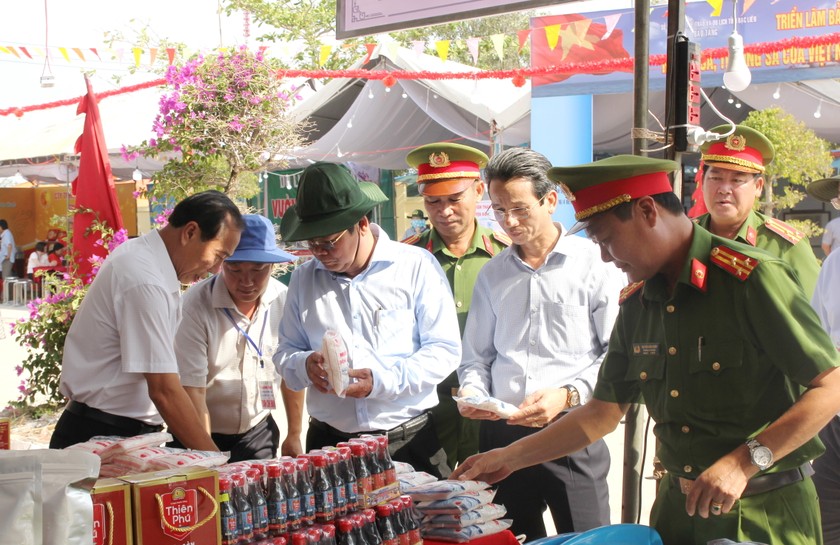 Lãnh đạo huyện Đông Hải tham quan trưng bày các sản phẩm muối và một số đặc sản của huyện nhân dịp Lễ hội Nghinh Ông (ngày 17/4/2024).