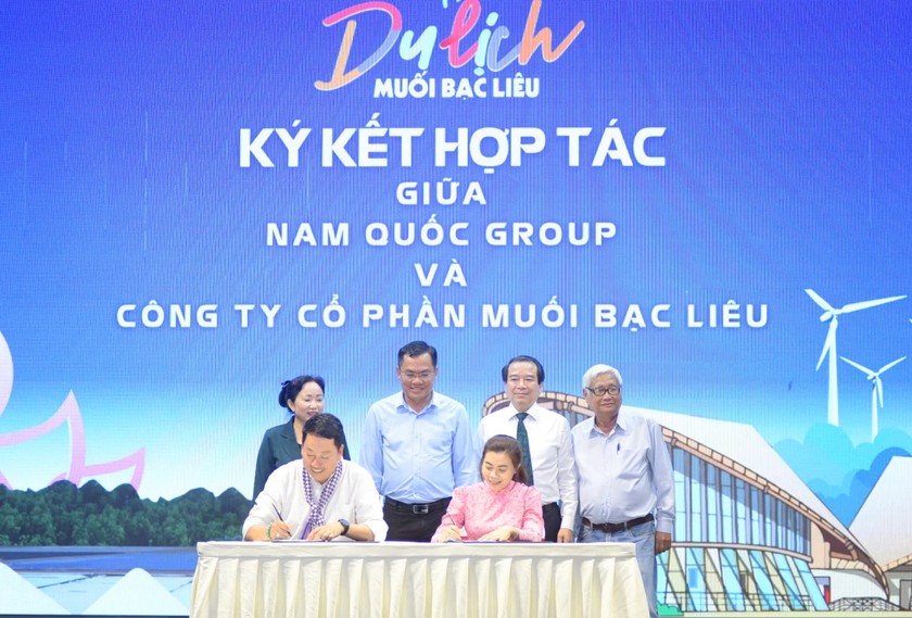 Lãnh đạo tỉnh Bạc Liêu chứng kiến ký kết hợp tác giữa Nam Quốc Group và Công ty Cổ phần Muối Bạc Liêu (bên phải).