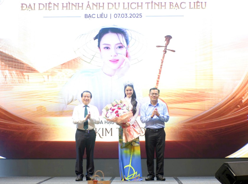 Ông Ngô Vũ Thăng - Phó Chủ tịch UBND tỉnh Bạc Liêu và ông Hà Văn Siêu - Phó Cục Trưởng Cục Du lịch Quốc gia, trao Sash (băng đeo chéo) và hoa tặng Hoa hậu Du lịch Việt Nam toàn cầu 2021 - Lý Kim Thảo, chính thức làm đại diện hình ảnh du lịch Bạc Liêu.