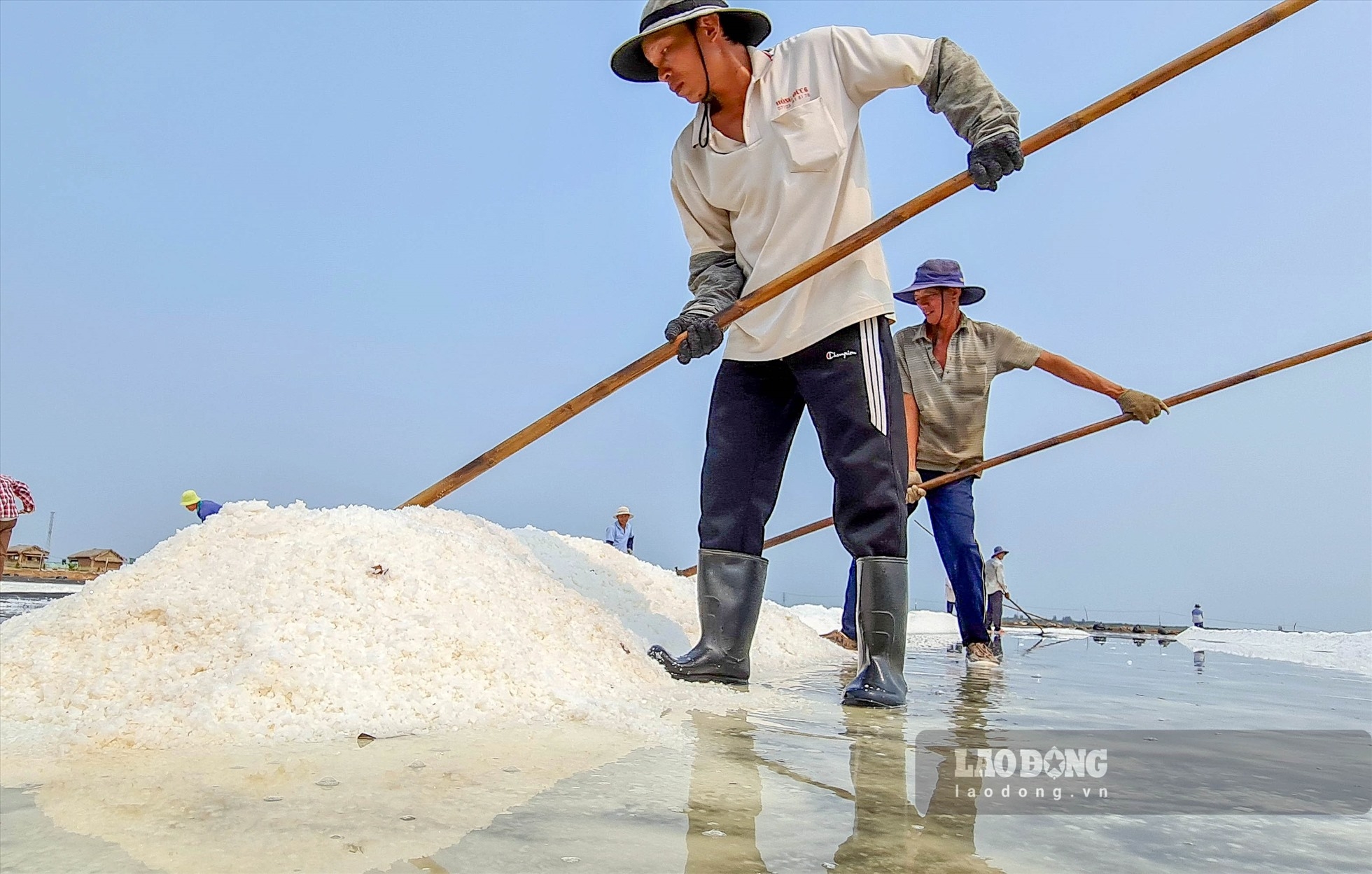 Ông Trần Hoàng Thanh, xã Vĩnh Thịnh, huyện Hòa Bình, tỉnh Bạc Liêu cho biết, nghề này trời nắng nóng thì mừng, trời mưa thì lo. “Nắng mưa là chuyện của…trời. Điều diêm dân gặp phải là năm nào nắng to trúng mùa giá hạ; mưa nhiều, năng suất thấp giá muối tăng cao. Chính vì vậy, những người theo nghề muối lâu năm, biết vậy nhưng không bỏ nghề”, ông Thanh chia sẻ.