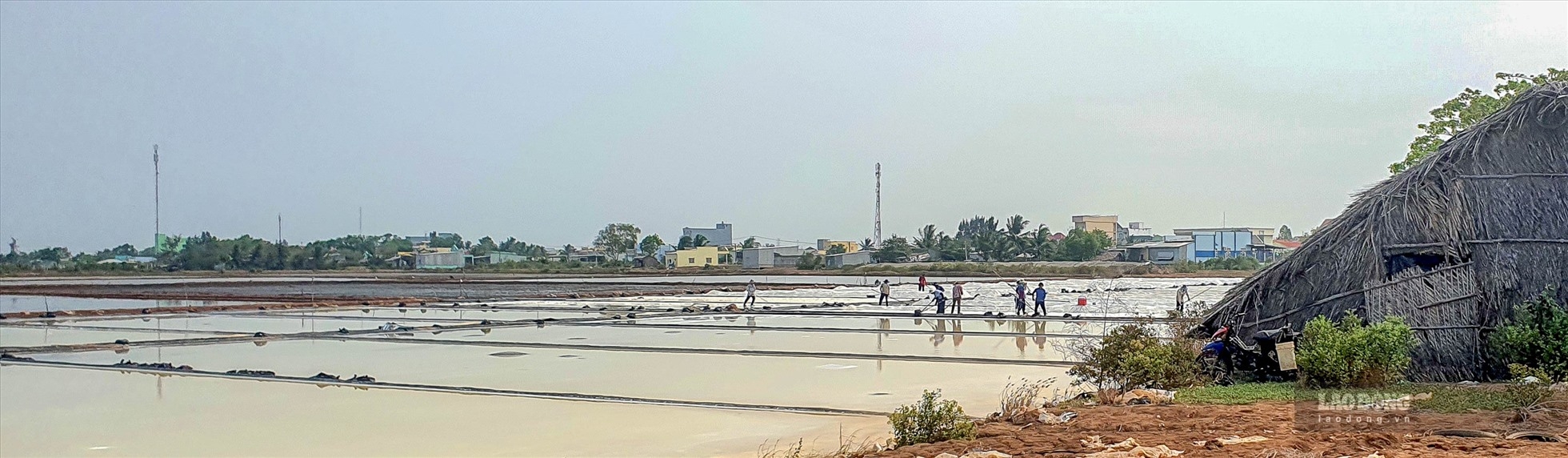 Ông Nguyễn Hoàng Quốc, Chủ tịch Hội đồng quản trị Hợp tác xã Huy Điền (xã Điền Hải, huyện Đông Hải) cho biết, không có nhiều diêm dân áp dụng phương pháp trải bạt bởi chi phí đầu tư vượt quá khả năng của phần đông bà con.