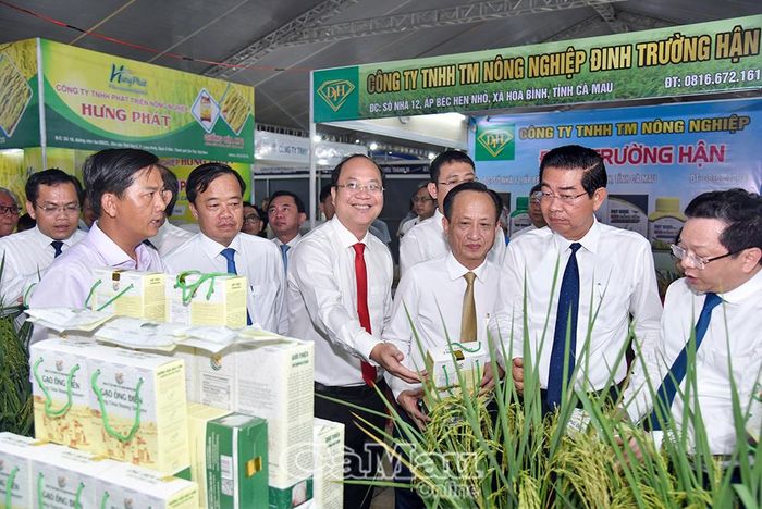 Lãnh đạo các bộ, ngành Trung ương và tỉnh tham quan sản phẩm gạo Ông Điền của Công ty Cổ phần Tập đoàn Misun Group (TP Hồ Chí Minh).