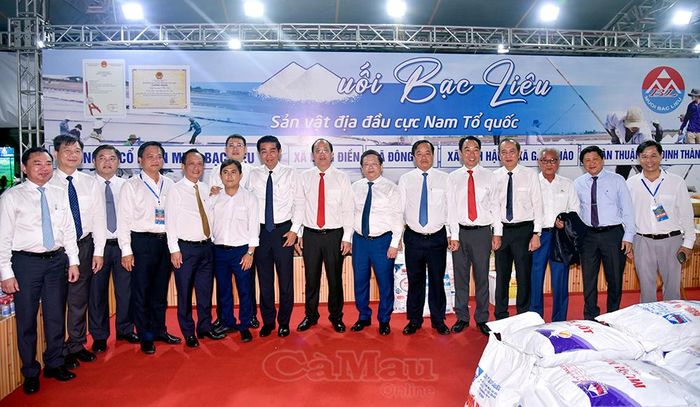 Lãnh đạo các bộ, ngành Trung ương và tỉnh Cà Mau chụp ảnh lưu niệm tại không gian trưng bày nghề muối và các sản phẩm từ muối.
