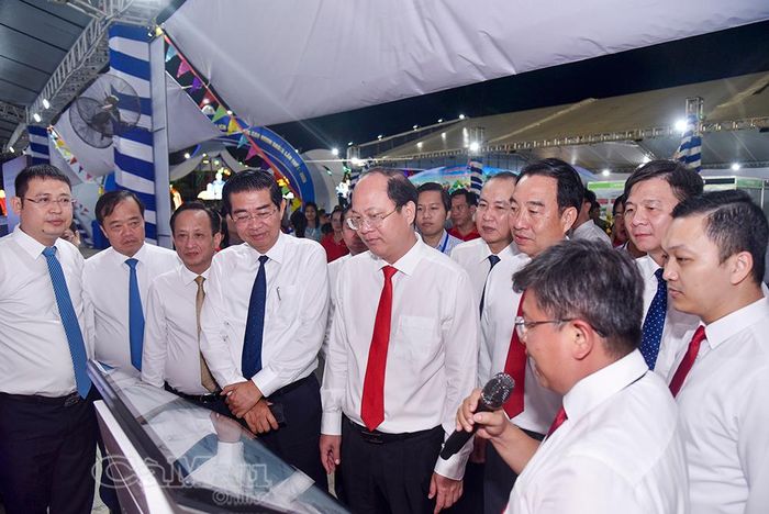  Đại diện Viettel Cà Mau giới thiệu các sản phẩm công nghệ, đồng thời bày tỏ mong muốn đồng hành cùng tỉnh trong phát triển khoa học - công nghệ và chuyển đổi số.