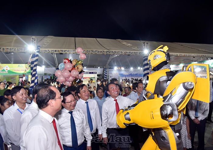 Lãnh đạo Trung ương và tỉnh tham quan không gian trưng bày Trạm Khoa học - Công nghệ của Trường Đại học FPT.