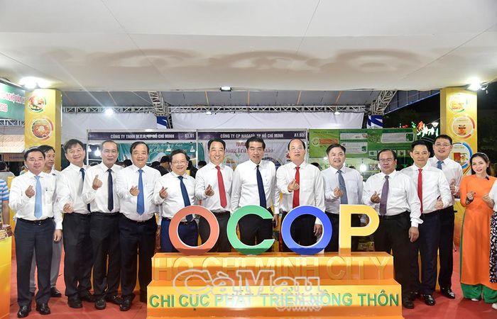 Lãnh đạo các bộ, ngành Trung ương và tỉnh chụp ảnh lưu niệm tại không gian trưng bày OCOP của Sở NN&amp;MT TP Hồ Chí Minh.