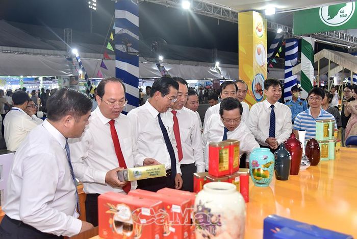 Lãnh đạo Trung ương và tỉnh tham quan các sản phẩm OCOP của TP Hồ Chí Minh.